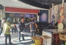 "70대가 몰던 차, 벽 뚫고 돌진"...햄버거 매장 안 손님들 '봉변'