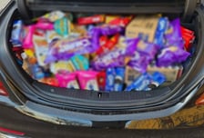 "제가 부자는 아니지만" 그 남자 차 트렁크 열자...보육원에 등장한 산타