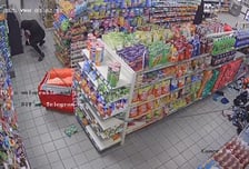 편의점 ATM 통째로 뜯어간 2인조 도둑…매장 아수라장[영상]