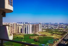 창가서 낮잠 자다 10층서 떨어진 남성…8층 난간에 끼어 '대롱대롱'