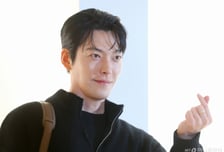 "크리스마스의 기적"...김우빈, 어린이 병동에 '깜짝 산타' 선물 전달
