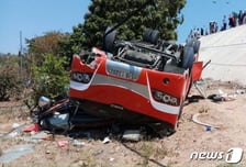 연말 자선활동 갔다가 참사…'버스 전복사고'로 최소 7명 사망