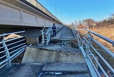 아찔한 사고 벌어질 뻔...광주 광신대교 옆 보행교 붕괴