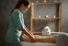 "엄마뻘이라 관심없어"...남성 마사지사 거부하자 돌아온 조롱 '황당'