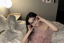 '반전 각선미' 린, 핑크색 드레스 입고 침대 위 볼하트