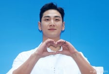 백호, 입대 당일 라디오 생방송…"이렇게 가게 돼 행복"