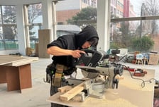 "AI시대, 걱정 없어"…톱밥 뒤집어쓴 2030, 팔뚝 가득 '영광의 상처'