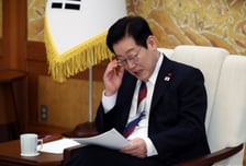 [속보]"이재명 대통령, 집무실로 본관 아닌 여민관 택…국민과 국정운영 함께 하겠다는 철학"