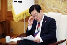 이재명 대통령, 靑 첫 출근날 춘추관 '깜짝방문'…"다음엔 통닭 사들고"