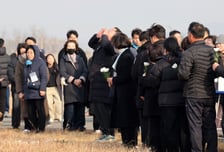 1년전 멈춘 무안의 시계… "미안해, 돌아와" 통곡만 이어졌다