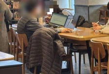 '모니터만 3개' 또 카페 빌런..."사람 많아도 매일 네 자리 차지"