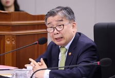 유철환 권익위원장, 임기 1년여 남기고 사의 표명