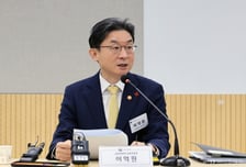 쿠팡, 입점업체에 연 19% 대출…이억원 "금리 적정성 따지는중"