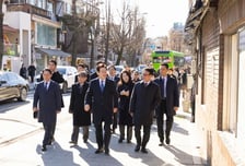 '청와대 이웃이 왔다'…지역민들과 인사 나눈 이재명 대통령 부부