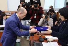 국정원 지시 두고 쿠팡 청문회서 정면충돌..진실 공방 격화