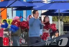 "자발적" 구청장 '백댄서' 한 여성 간부들...출장 신청서엔 "취약지 점검"