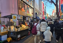쓰레기 거리에 버릴 틈이 없다..."이리 주세요" 명동 확 바뀐 이유
