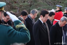 [속보]이재명 대통령, 현충원 방명록에 "함께 사는 세상, 대한민국 대도약 원년"