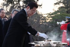 이재명 대통령, 새해 첫날 현충원 참배…"대한민국 대도약의 원년"