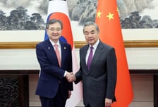 한중 정상회담 앞두고 외교장관 간 통화... 中 "韓, 올바른 입장 취해야"