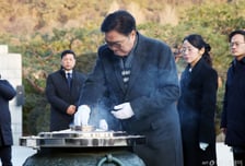 우원식 의장, 현충원 참배…"국민 삶으로 입증되는 민주주의"