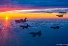 새해 첫날 '하늘의 지휘소' 오른 안규백…KF-21 엄호받으며 지휘비행