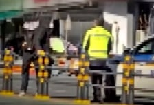 옆에 횡단보도 있는데…중앙분리대 넘다 다리 걸려 꼼짝 못한 남성