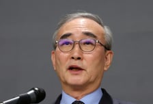KT 김영섭 "고객 신뢰 회복에 전사 힘 모아달라"