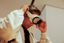 애플 야심작 '비전 프로' 이번에도 어렵나? "생산 확 줄인다"