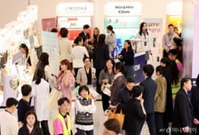 "올리브영 아니네" 화장품 쓸어 담는 외국인 바글바글...속속 뜨는 이곳