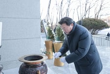 임병택 시흥시장 "60만 시민 행복 흔들림 없이"…새해 현충탑 참배