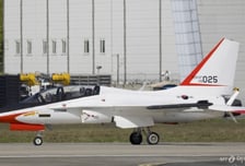 [속보] 공군 "T-50 훈련 중 비상 착륙…활주로 이탈 전복, 조종사 2명 무사해"