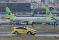 승객들 타고 있던 진에어 여객기서 '연기'…122명 대피 소동