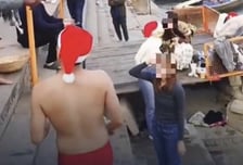 겁에 질린 일본인들, 갠지스강서 사과한 이유…'산타 모자' 탓 아니었다