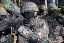 [단독] "총기 휴대말라" 육군 모사단, 위병소 경계근무 지침 논란