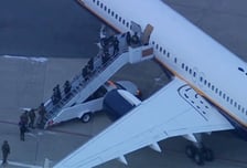 "수갑찬 마두로, 뉴욕 도착…다음 주 마약 밀매 혐의 등 재판"