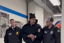 美 구치소 수감된 마두로… 수갑 찬 채 웃으며 "해피 뉴이어"