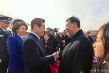 '국빈 방중' 이재명 대통령, 中 장관이 영접…靑 "한중 복원 흐름 공고히 하자는 中 의지"