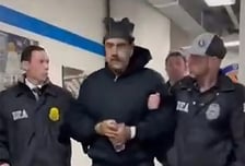 '마두로 수감' 악명 높은 美구치소...곰팡이 샤워실, 음식엔 바퀴벌레