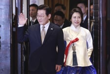 장관 영접받아 입국·함성 속 동포 만찬…이재명 대통령 방중 '첫날'