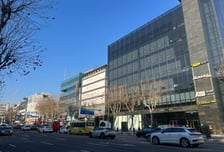 차도 건너는 학생들…학생·차량 뒤섞인 대치동 학원가