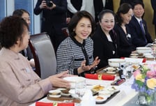 '떡만두국 지단' 직접 부친 김혜경 여사, 中 여성 리더들에 점심 대접
