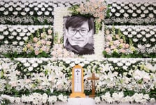 '중학교 짝꿍' 조용필 "성기야, 또 만나자"...故안성기 빈소 조문 물결