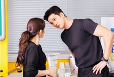 '스프링 피버' 안보현-이주빈, 숨막히는 첫 만남 공개...첫눈에 반했나?