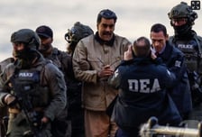 수의 입은 마두로, 손목·발목 결박...뉴욕 맨해튼 연방법원 도착