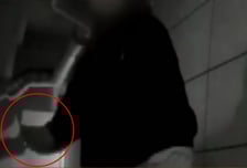 주차한 차 문에 담뱃불 지진 뒤 떠난 10대…수리비 500만원[영상]