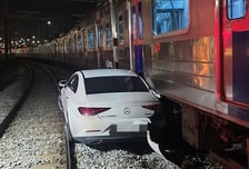 '만취' 벤츠, 용산 철로로 빠져 열차와 충돌…승객 30여 명 대피