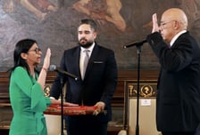 "영웅 마두로"…베네수 임시대통령 취임 "불법침략 고통에 슬픔"