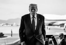 마두로 체포 날 "까불면 다친다" 올린 백악관…트럼프 사진 배경은 '김해공항'