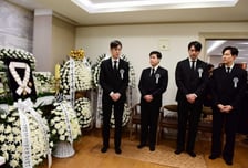 두 아들과 나란히 선 이정재·정우성…故안성기 빈소서 상주 역할